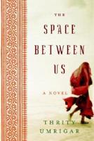 The Space Between Us (Large Print)