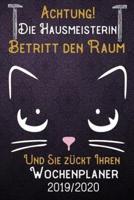 Achtung! Die Hausmeisterin Betritt Den Raum Und Sie Zückt Ihren Wochenplaner 2019 - 2020