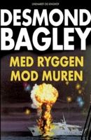 Med ryggen mod muren