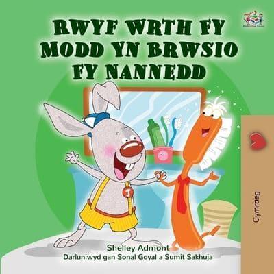 I Love to Brush My Teeth (Welsh Children's Book)